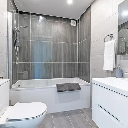 Eden Grove Retreat By Guestz *